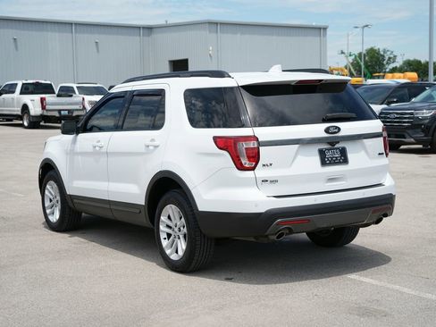 Used 2017 Ford Explorer XLT w/ Equipment Group 202A AWD/4WD image 7