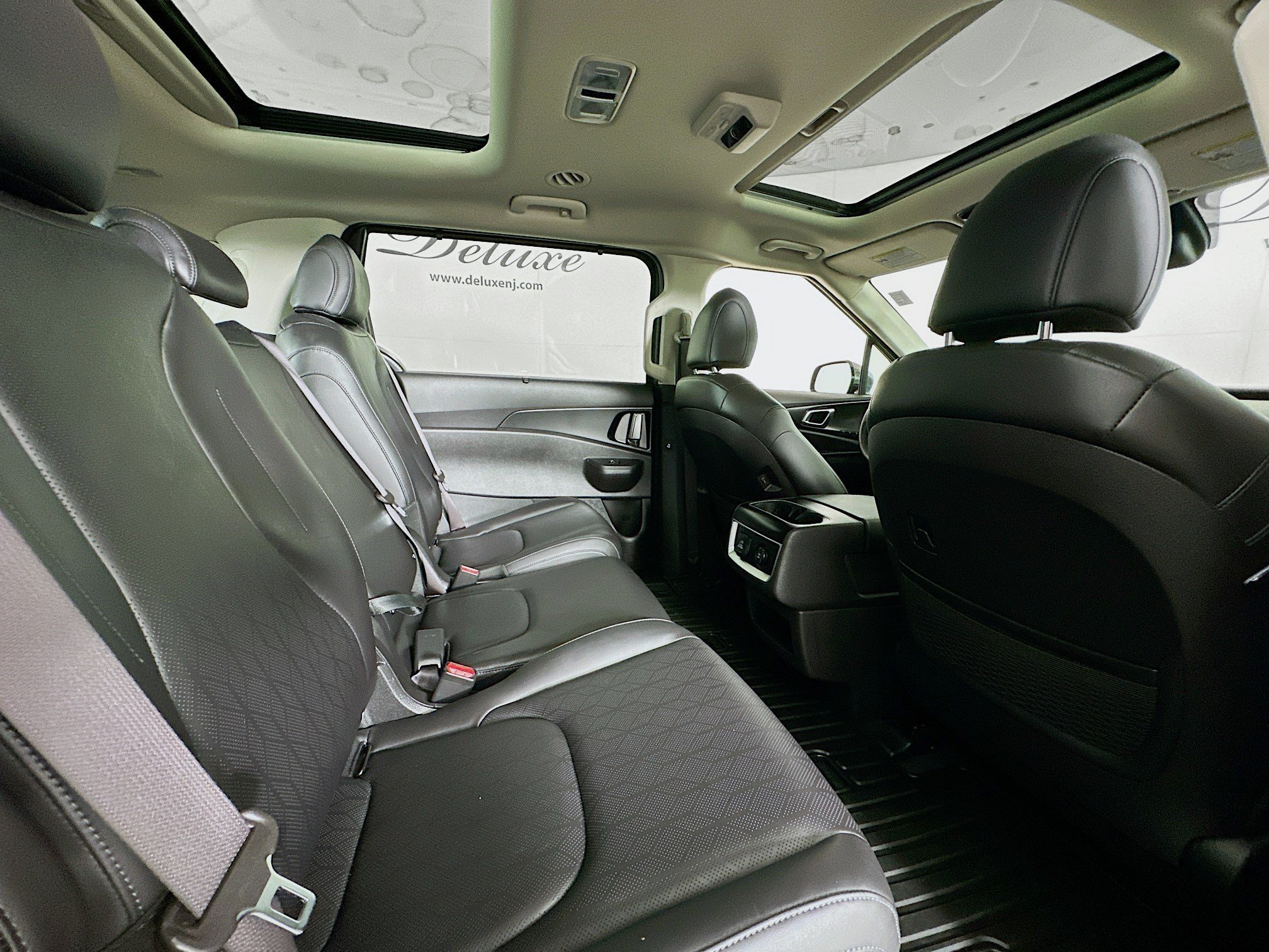 Used 2025 Kia Carnival SX w/ SX Dark Edition Package FWD image 32