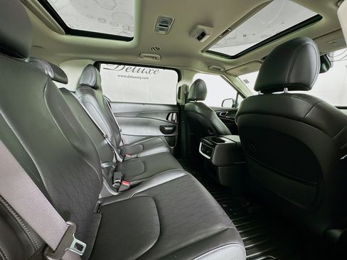 Used 2025 Kia Carnival SX w/ SX Dark Edition Package FWD image 32