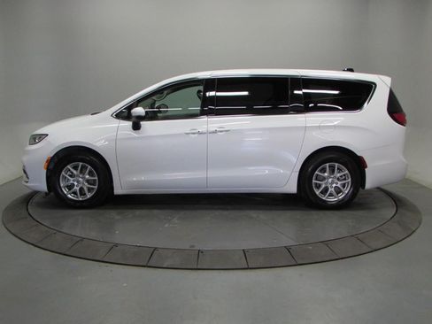 Used 2023 Chrysler Pacifica Touring-L FWD image 4