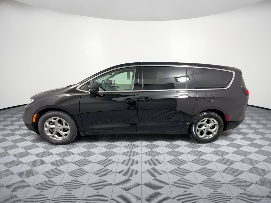 Used 2024 Chrysler Pacifica Limited FWD image 2