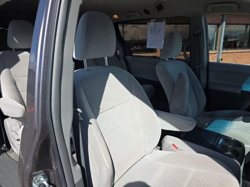 Used 2015 Toyota Sienna LE AWD/4WD image 33