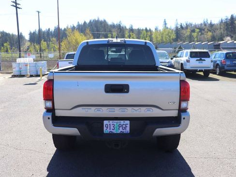 Used 2018 Toyota Tacoma TRD Sport image 6