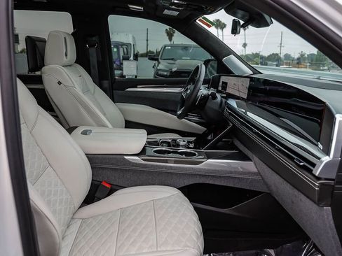 Used 2025 Cadillac Escalade V AWD/4WD image 21