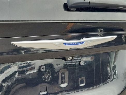 Used 2019 Chrysler Pacifica Touring-L w/ Advanced Safetytec Group image 13