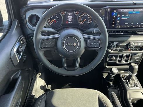 Used 2024 Jeep Gladiator Sport AWD/4WD image 17