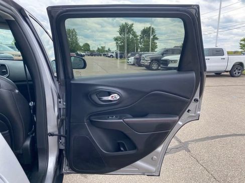 Used 2019 Jeep Cherokee Trailhawk w/ Cold Weather Group AWD/4WD image 29