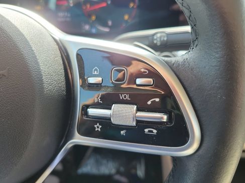 Used 2022 Mercedes-Benz GLB 250 image 22