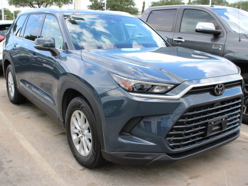 Used 2024 Toyota Grand Highlander AWD image 2
