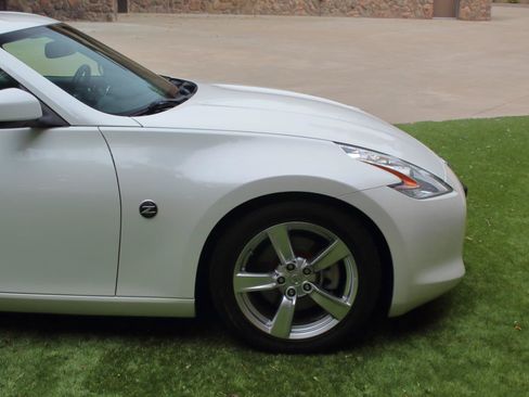 Used 2009 Nissan 370Z Touring RWD image 17