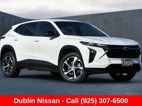 Used 2025 Chevrolet Trax RS FWD image 2