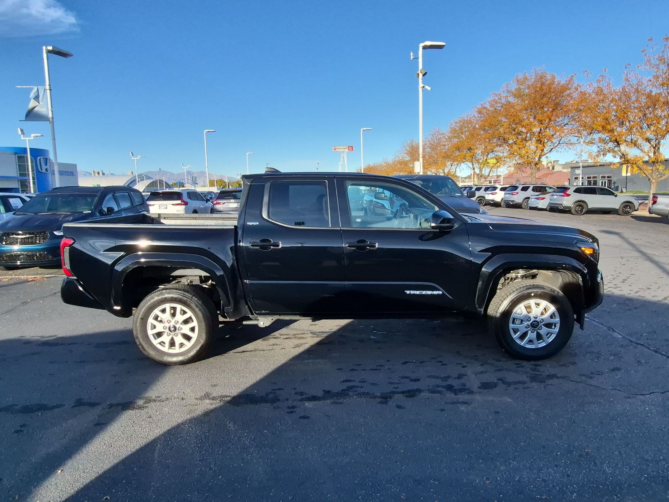 Used 2025 Toyota Tacoma SR5 AWD/4WD image 2