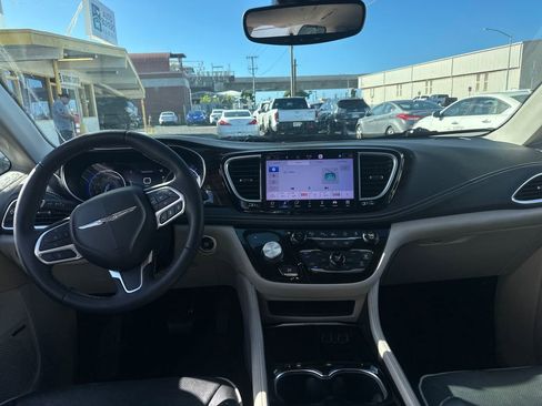 Used 2022 Chrysler Pacifica Limited image 14