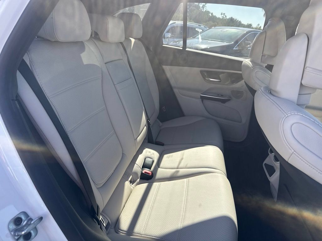 Used 2025 Mercedes-Benz GLC 350e 4MATIC image 7