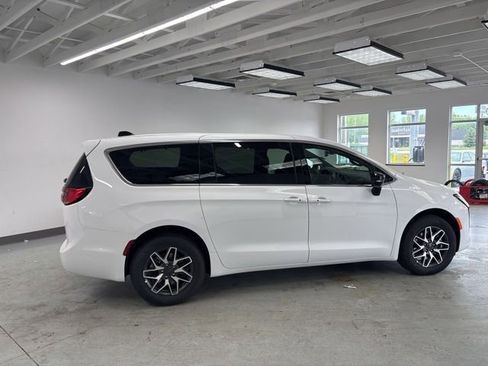 New 2027 Chrysler Pacifica Limited w/ Family Tech Group AWD/4WD image 9