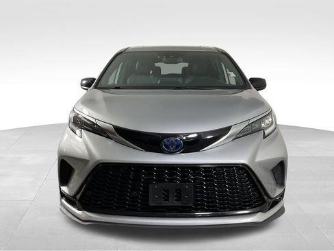 Used 2022 Toyota Sienna XSE w/ XSE Plus Package FWD image 3