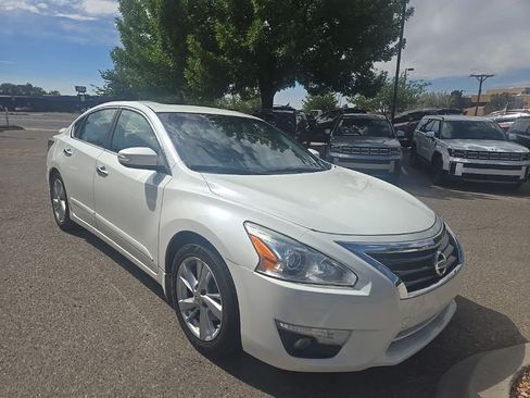 Used 2015 Nissan Altima 2.5 SL w/ Technology Package FWD image 2