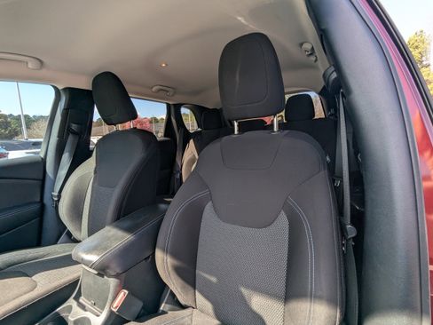 Used 2019 Jeep Cherokee Latitude w/ Popular Appearance Group image 9