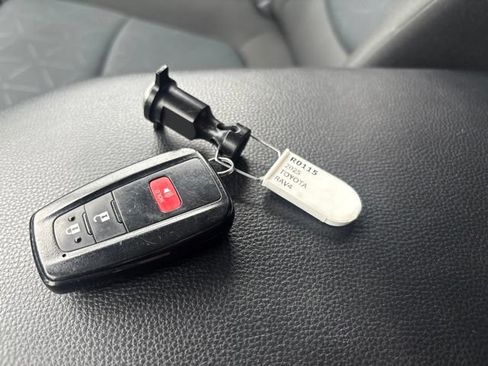 Used 2025 Toyota RAV4 XLE AWD/4WD image 22