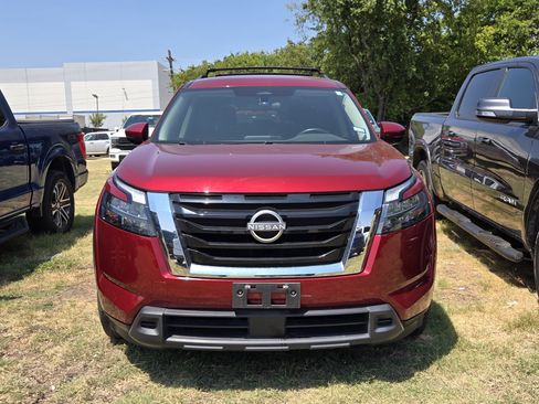 Used 2023 Nissan Pathfinder SV FWD image 2
