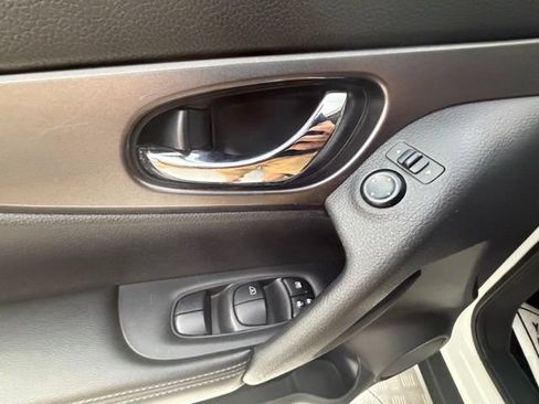 Used 2016 Nissan Rogue S AWD/4WD image 27