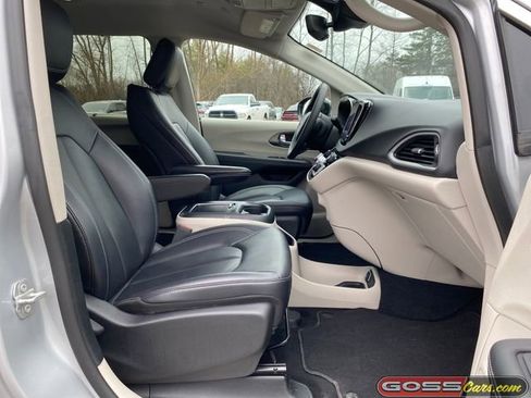 Certified 2024 Chrysler Pacifica Touring-L image 6