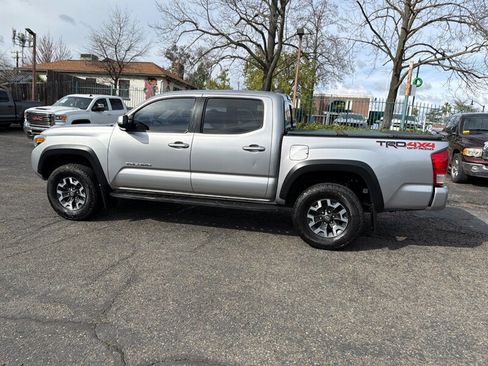 Used 2017 Toyota Tacoma TRD Off-Road w/ Premium & Technology Package AWD/4WD image 12