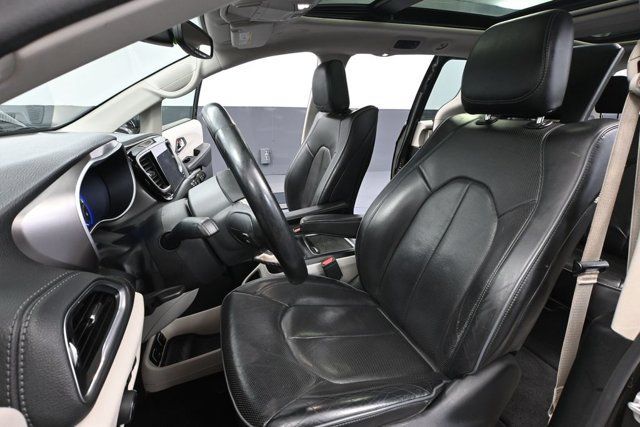 Used 2018 Chrysler Pacifica Limited FWD image 18