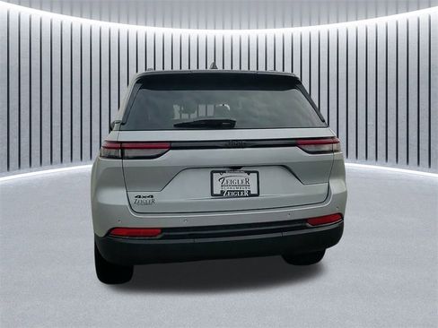 New 2025 Jeep Grand Cherokee Altitude image 11