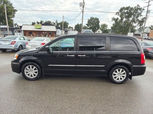Used 2015 Chrysler Town & Country Touring w/ Driver Convenience Group FWD image 5