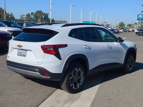 Used 2025 Chevrolet Trax LT w/ Driver Confidence Package image 8