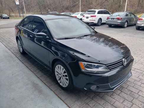 Used 2011 Volkswagen Jetta SEL image 3