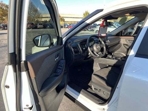 Used 2022 Nissan Rogue SV image 9