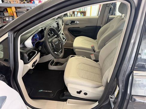Used 2017 Chrysler Pacifica Touring Plus FWD image 4