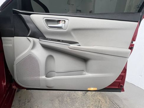 Used 2015 Toyota Camry SE w/ Moonroof Package FWD image 11