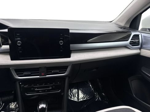 Used 2025 Volkswagen Taos SE w/ Panoramic Sunroof Package FWD image 54