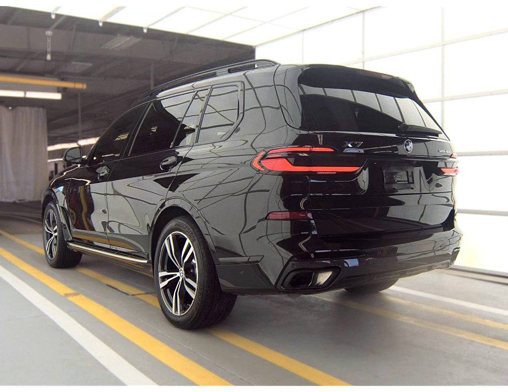 Used 2024 BMW X7 xDrive40i w/ M Sport Package AWD/4WD image 3