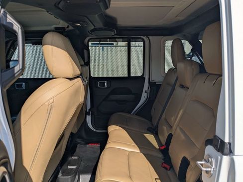 Used 2018 Jeep Wrangler Unlimited Sahara AWD/4WD image 13