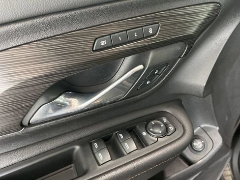 Used 2019 GMC Terrain SLT w/ Preferred Package AWD/4WD image 4