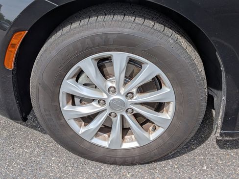 Used 2019 Chrysler Pacifica Touring-L image 10