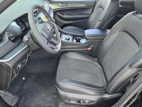 New 2025 Jeep Grand Cherokee Altitude image 8