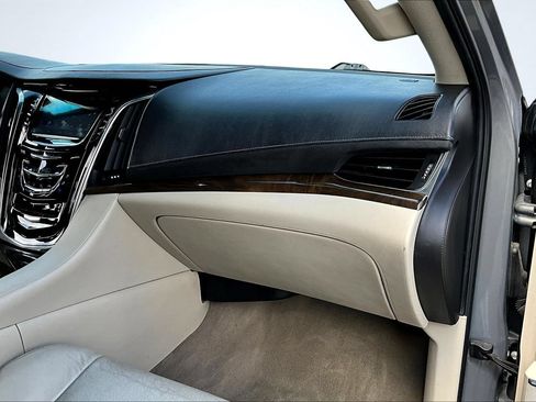 Used 2018 Cadillac Escalade 2WD image 29