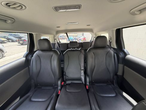 Used 2026 Kia Carnival FWD image 36