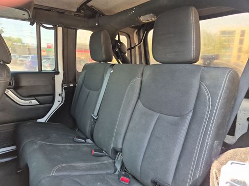 Used 2016 Jeep Wrangler Unlimited Rubicon w/ Connectivity Group AWD/4WD image 25