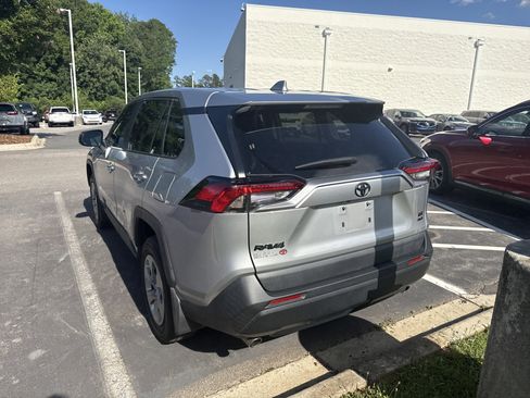 Used 2022 Toyota RAV4 LE AWD/4WD image 9