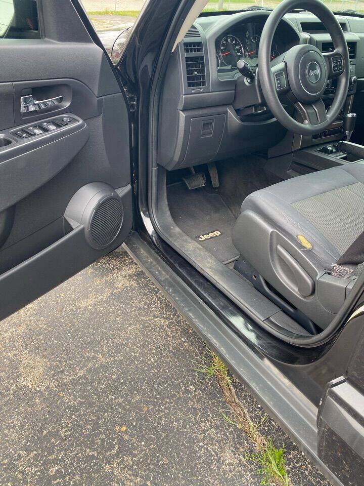 Used 2012 Jeep Liberty Sport AWD/4WD image 5