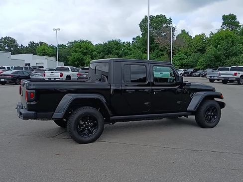 Used 2023 Jeep Gladiator Sport AWD/4WD image 3