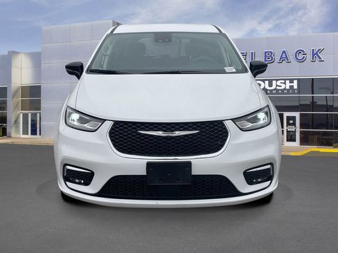 Used 2024 Chrysler Pacifica Touring-L FWD image 9