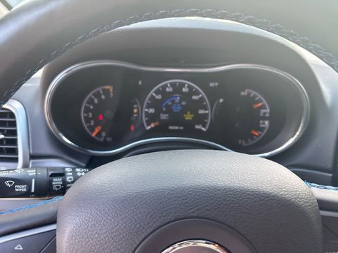 Used 2019 Jeep Grand Cherokee Laredo AWD/4WD image 3