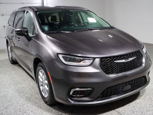 Used 2023 Chrysler Pacifica Touring-L FWD image 5